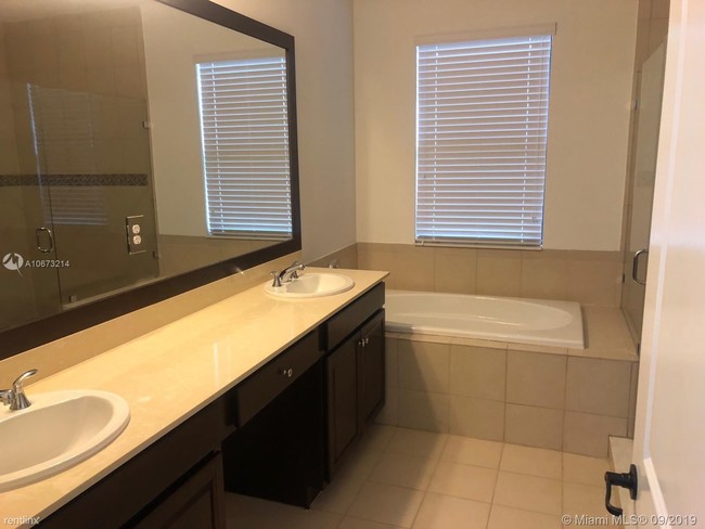 9823 W 34th Ln-Unit -# 98 in Hialeah, FL - Building Photo - Building Photo