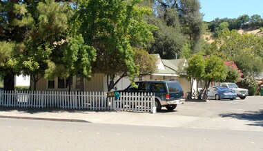 450 Cloverdale Blvd in Cloverdale, CA - Building Photo - Building Photo