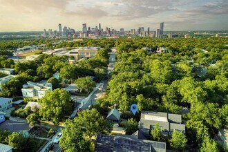 2111 Brackenridge St in Austin, TX - Building Photo - Building Photo