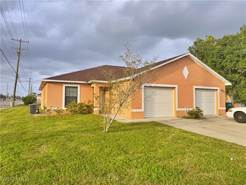 101 SE 13th St in Cape Coral, FL - Building Photo