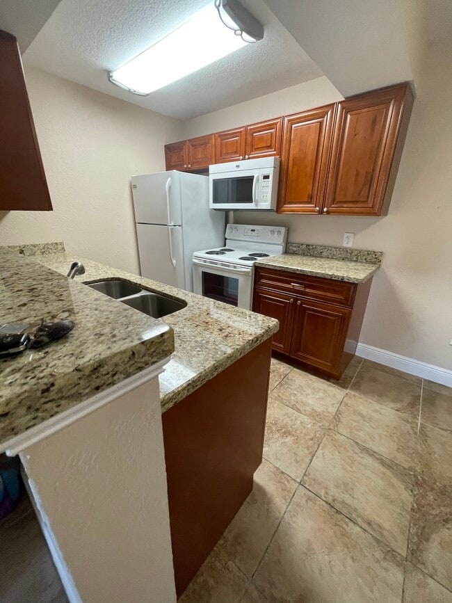 15551 SW 104th Ter, Unit 829 in Miami, FL - Foto de edificio - Building Photo