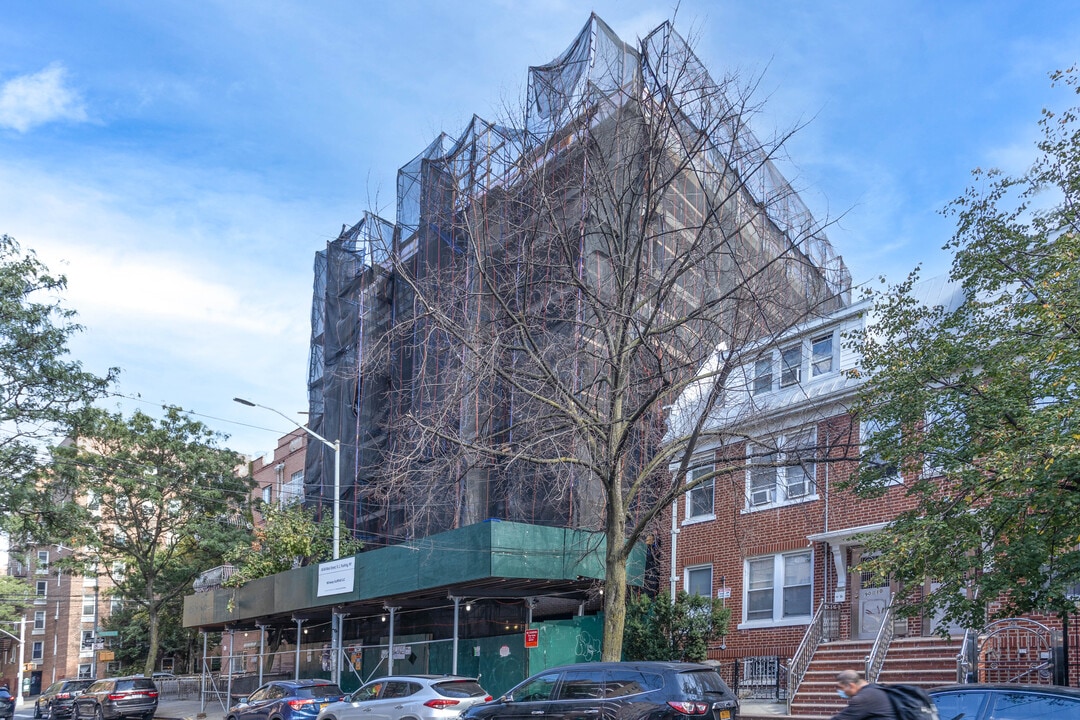 90-12 Whitney Ave in Elmhurst, NY - Foto de edificio