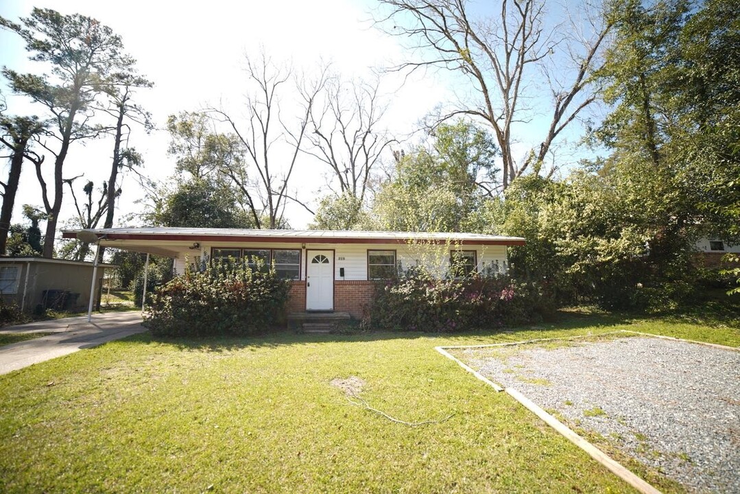 318 Meadowbrook Ln in Tallahassee, FL - Building Photo