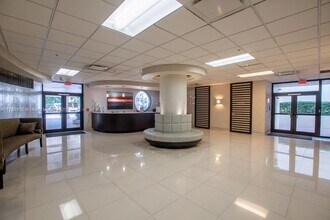 1621 Collins Ave in Miami Beach, FL - Building Photo - Building Photo
