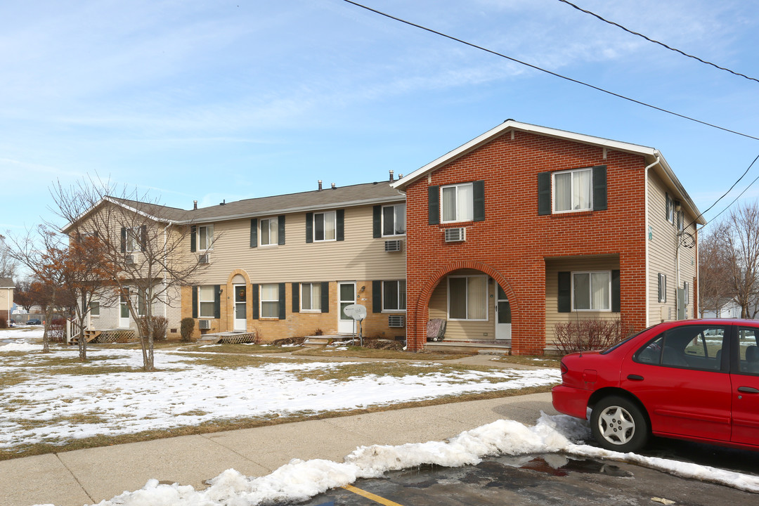 Pinebrook Manor Apartments in Lansing, MI - Building Photo