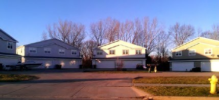 2702-2754 Deerfield Dr in West Bend, WI - Foto de edificio - Building Photo