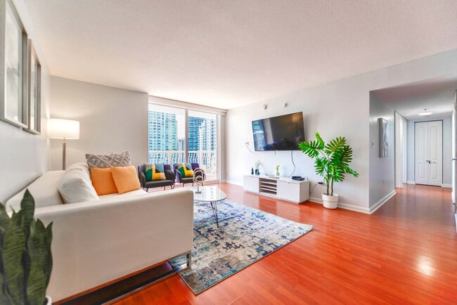 1 SE 12th St in Miami, FL - Building Photo - Building Photo