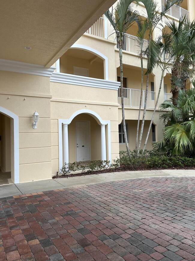 24 Harbour Isle Dr E in Fort Pierce, FL - Building Photo - Building Photo