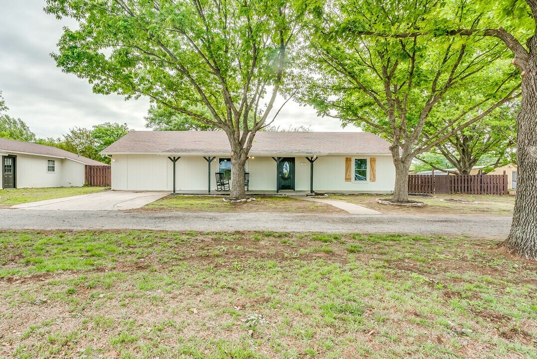 637 Old Brock Rd in Weatherford, TX - Building Photo