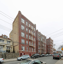 735 E 242nd St in Mount Vernon, NY - Building Photo - Building Photo