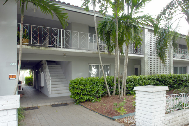 915 Palermo Ave in Coral Gables, FL - Foto de edificio - Building Photo