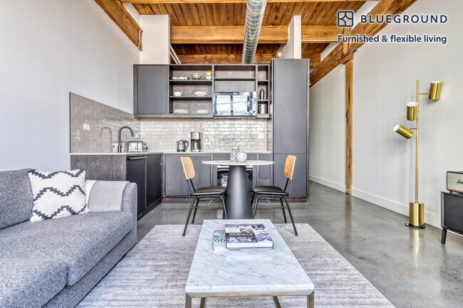 2061 N Southport Ave in Chicago, IL - Building Photo - Building Photo