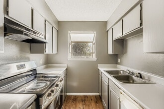 Room in Apartment on West Loop in Austin, TX - Building Photo - Building Photo