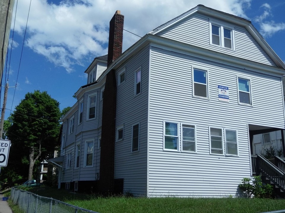 301 Maple St, Unit 1B in Syracuse, NY - Building Photo