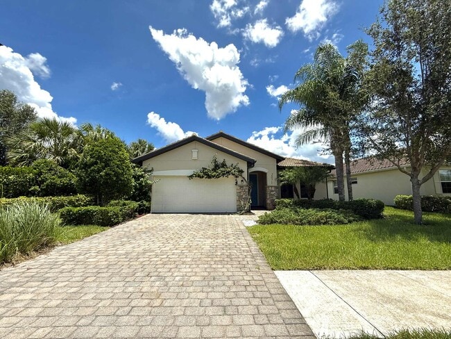 2071 Parson St in Naples, FL - Foto de edificio - Building Photo