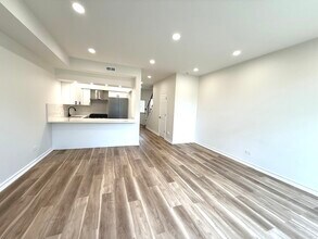 7825 Darien Lakes Dr in Darien, IL - Building Photo - Building Photo