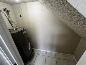 5213 Meadow Field, Unit Apt 1 in San Antonio, TX - Foto de edificio - Building Photo