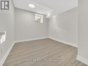 3 Crossmore Cres in Cambridge, ON - Building Photo - Building Photo