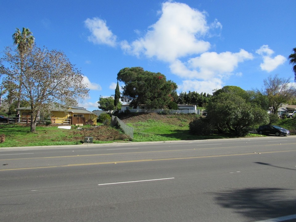 Civic Center Vista in Vista, CA - Building Photo