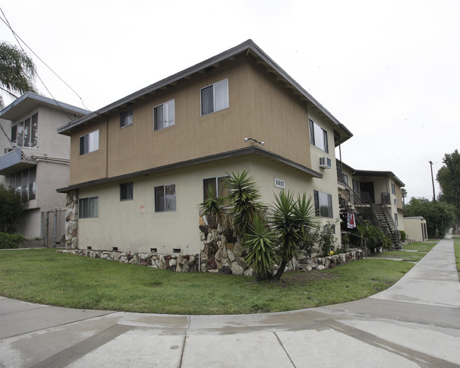 5607 Corteen Pl in Valley Village, CA - Foto de edificio - Building Photo