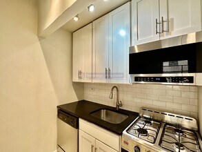 328 W 83rd St in New York, NY - Building Photo - Building Photo
