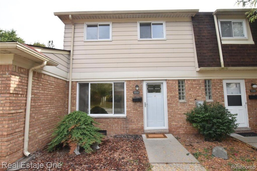 1350 Laurel Valley Dr in Waterford Township, MI - Foto de edificio