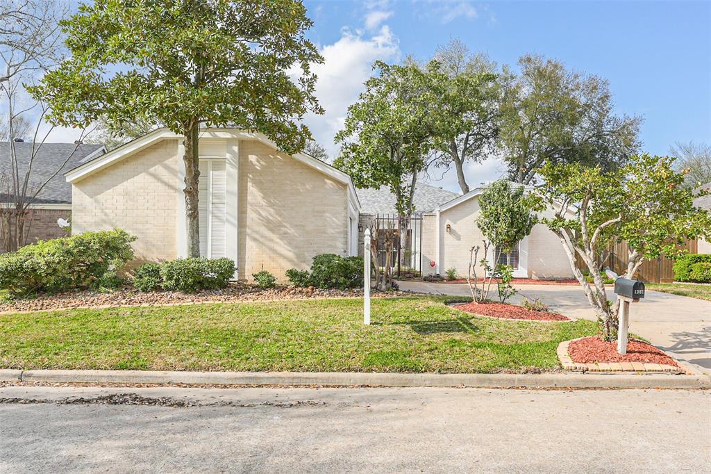 1382 Beaujolais Ln in Houston, TX - Building Photo