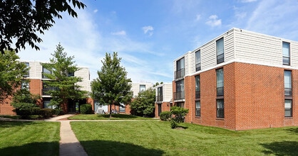 The Grove at Schaumburg Apartments in Schaumburg, IL - Foto de edificio - Building Photo