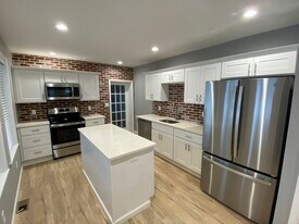 553 Ridge St in Emmaus, PA - Building Photo