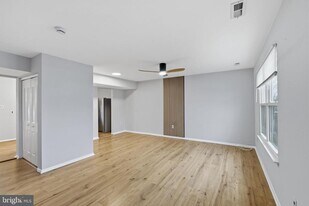 341 Clarkson St in Burlington, NJ - Building Photo