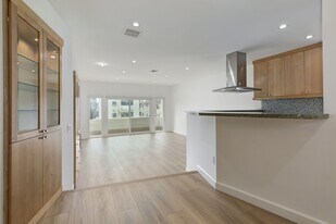 11925 Mayfield Ave in Los Angeles, CA - Building Photo