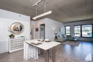 922 W Addison St, Unit 510 in Chicago, IL - Building Photo