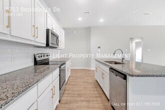 5753 Brookville Dr in Fort Worth, TX - Foto de edificio - Building Photo