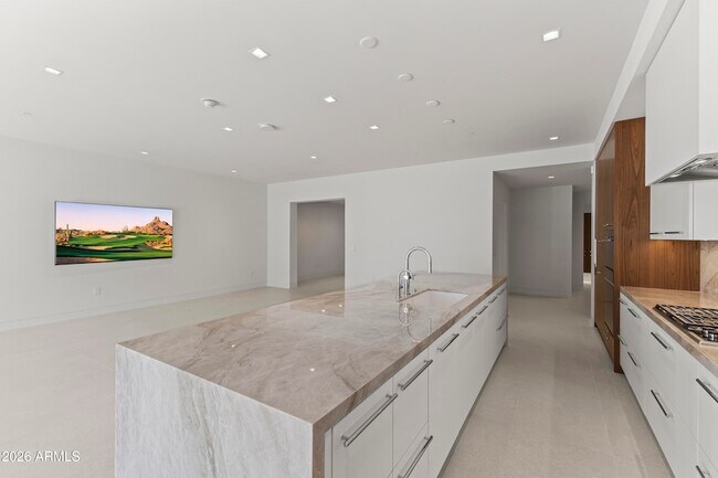 6587 N Palmeraie Blvd, Unit 2021 in Paradise Valley, AZ - Foto de edificio - Building Photo