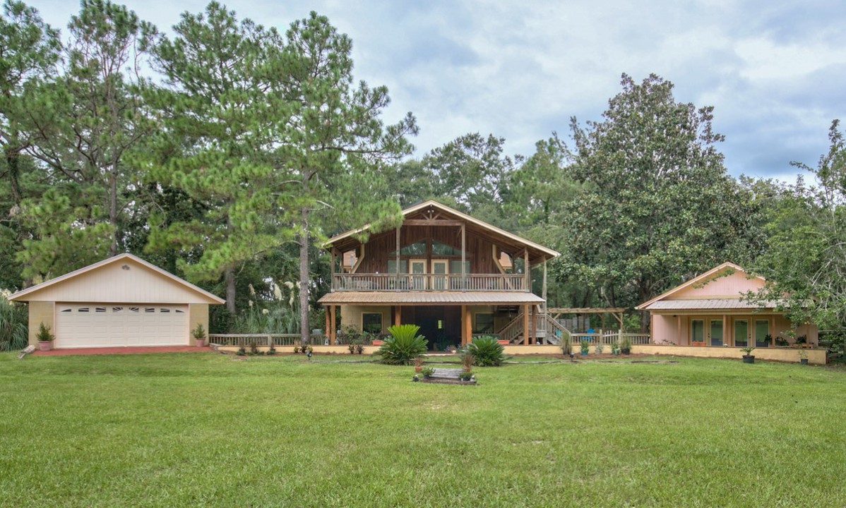 White Dog Farms in Monticello, FL - Building Photo