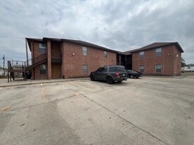 1001 E Travis St in Laredo, TX - Building Photo