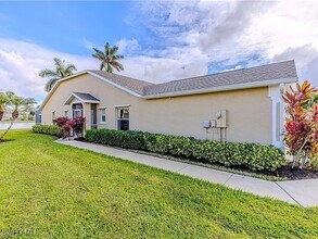5595 Greenwood Cir in Naples, FL - Foto de edificio - Building Photo