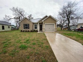 1908 Fuller St in Greenville, TX - Building Photo