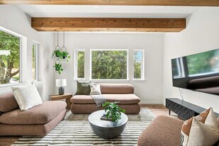 925 NE 23rd Ave in Portland, OR - Building Photo