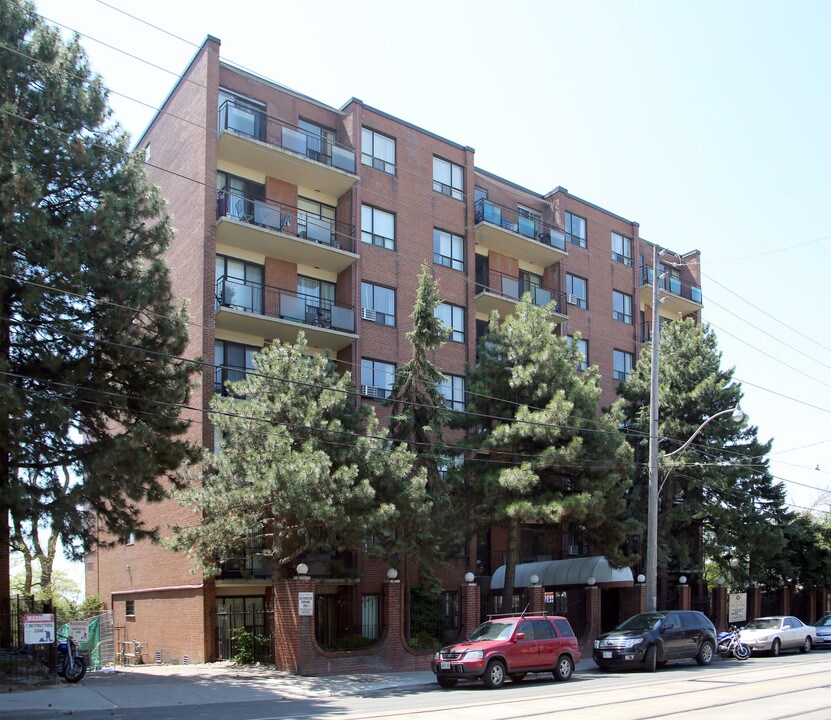 Iron Gate Manor in Toronto, ON - Building Photo