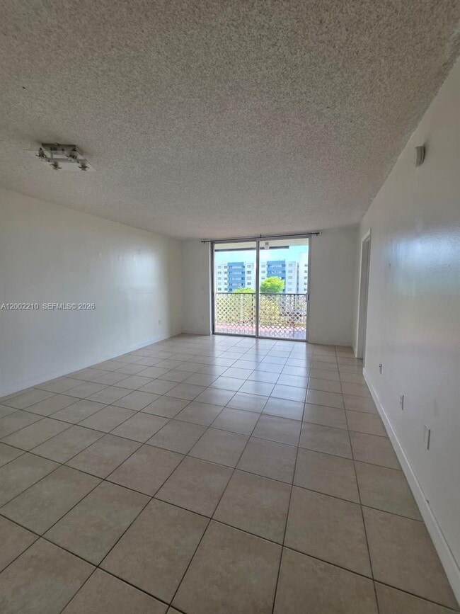 5055 NW 7th St in Miami, FL - Building Photo - Building Photo