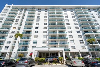 2841 NE 163rd St in North Miami Beach, FL - Building Photo - Building Photo