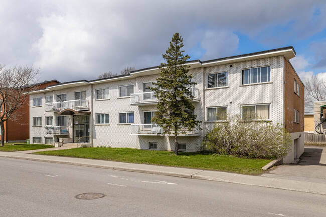 2099 De La Côte-Vertu Boul in Montréal, QC - Building Photo - Building Photo