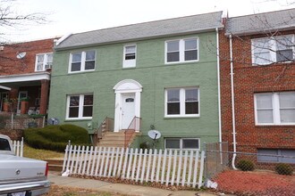 1346 Queen St NE in Washington, DC - Foto de edificio - Building Photo