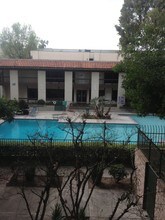 5460 White Oak Ave, Unit J in Encino, CA - Foto de edificio - Building Photo