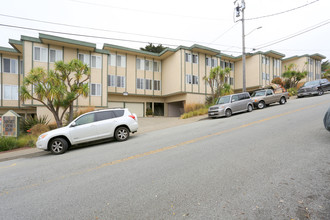 Sunset View in Pacifica, CA - Foto de edificio - Building Photo