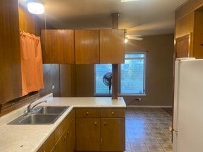 327 Sharon Dr in San Antonio, TX - Building Photo - Building Photo