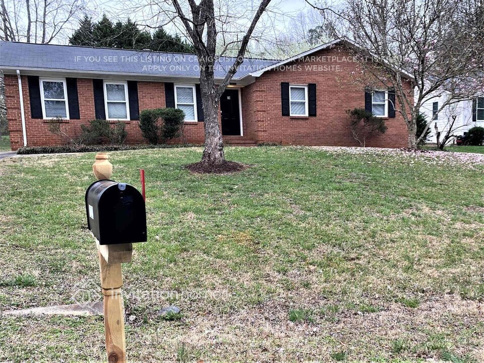 10212 Meadow Hollow Dr in Mint Hill, NC - Building Photo