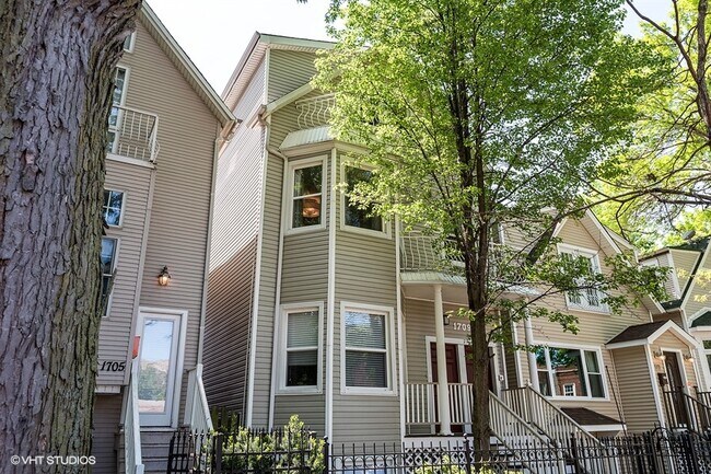 1709 W Fletcher St, Unit #1 in Chicago, IL - Building Photo - Building Photo