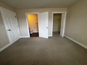 542 Pewaukee Rd in Pewaukee, WI - Building Photo - Building Photo